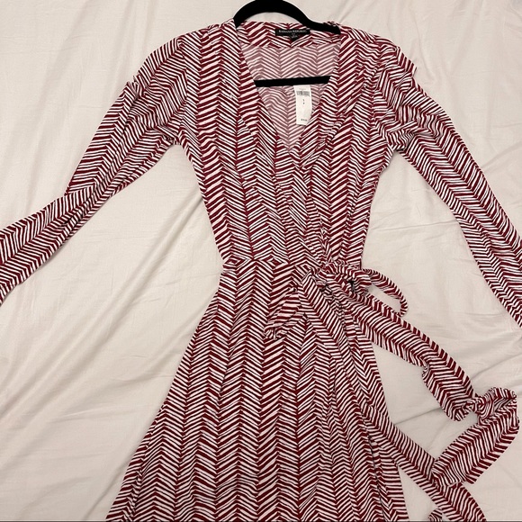 Maroon and white banana republic wrap dress - Picture 1 of 6